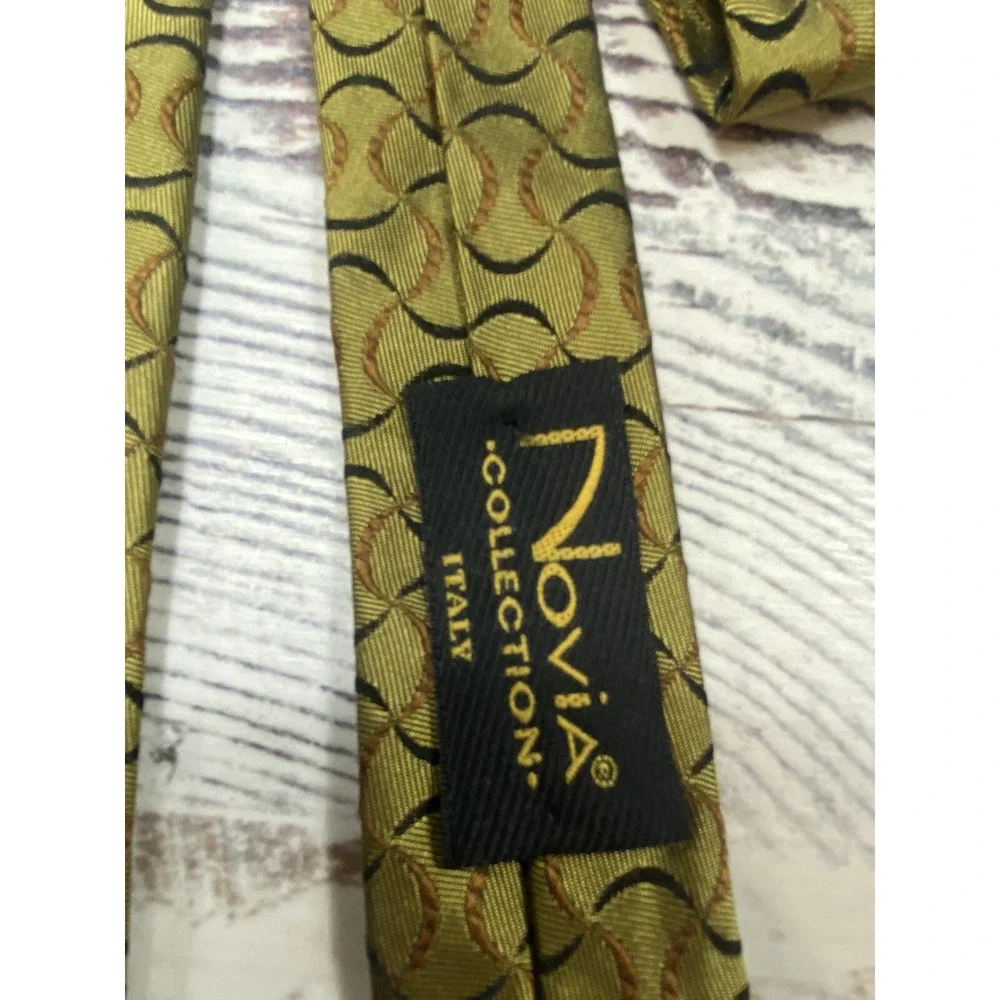 Novia Mens Neck Tie Green Geometric Pattern 100% Silk Italy Classic Width